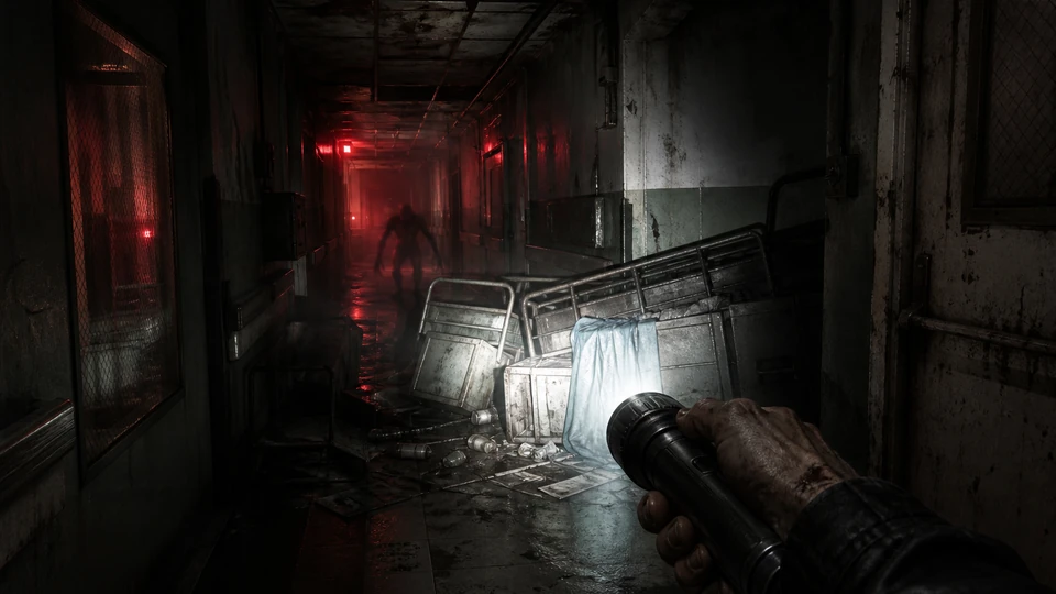 Close action view showing feedback from flickering lights, sudden silhouettes, creature pursuit, and blocked passages with material and motion detail